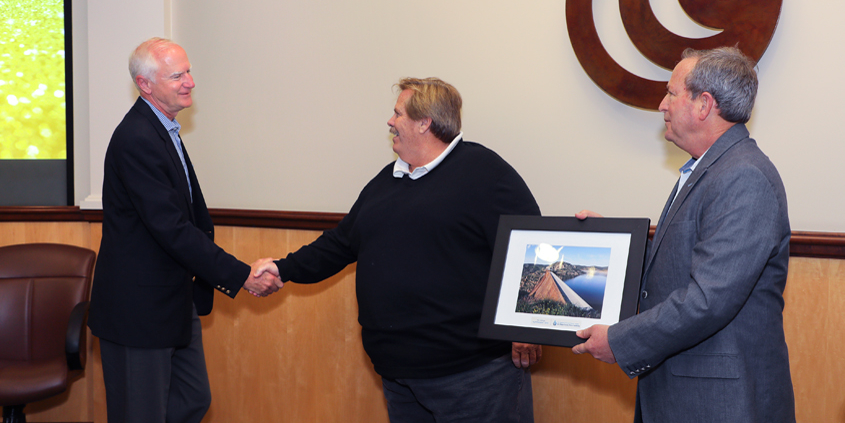 Don Billings receives the 'H2O Champion' Water Legacy Award from SDCWA Chairman Mark Muir and Vice Chairman Jim Madaffer. Photo: Water Authority
