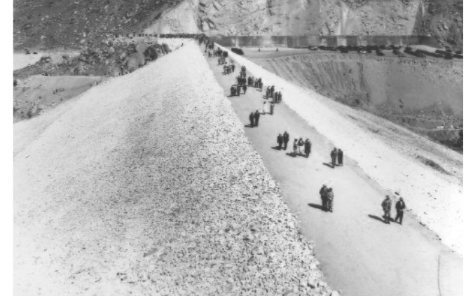 People walk along the top of the newly opened El Capitan Dam in 1935. Photo: San Diego County Historical Society