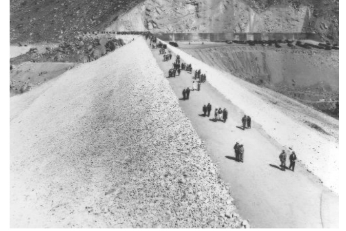 People walk along the top of the newly opened El Capitan Dam in 1935. Photo: San Diego County Historical Society