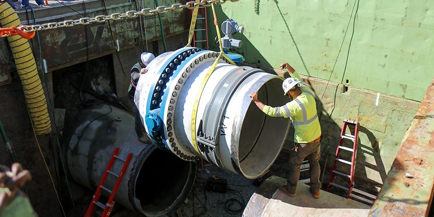Helix Water District crews lower the five-ton replacement valve into place for installation. Photo: Helix Water District