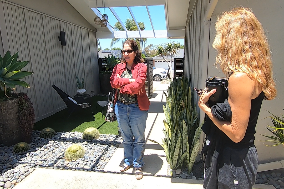 Vallecitos Water District Public Information Representative and U.C. Master Gardener admires Kelly Ellingson's second place winning landscape makeover project. Photo: Vallecitos Water District 